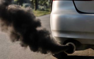 Черный дым из выхлопной трубы бензинового авто и его причины