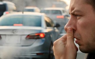 Запах гари после долгого движения в пробке и его причины