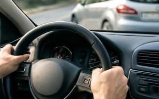 Почему автомобиль уводит в сторону при ровном движении