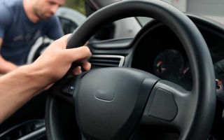 Почему руль стал тугим после замены шин и что проверяют первым