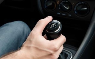 Почему задняя передача на механике включается с усилием
