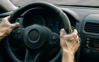 Почему рулевое колесо дрожит при торможении на малой скорости