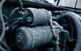 Почему стартер еле проворачивает двигатель в сильный мороз