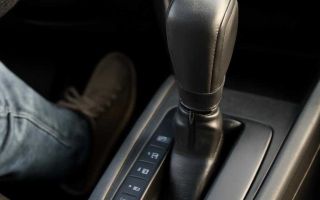 Почему коробка автомат пинается при переходе с первой на вторую