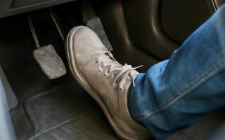 Почему педаль сцепления дрожит при трогании с места