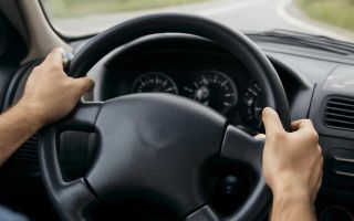 Почему руль уводит в сторону после замены шин и что проверяют