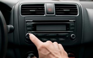 Почему магнитола отключается при тряске автомобиля на ходу