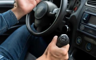 Почему коробка передач выбивает передачу при разгоне автомобиля