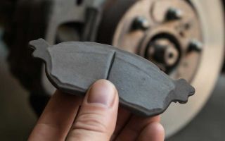 Как определить износ тормозных колодок по индикатору без ошибок