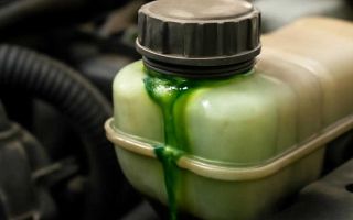 Почему антифриз выходит из-под крышки расширительного бачка