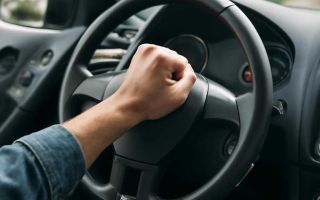 Почему появляется стук в рулевой колонке на неровной дороге