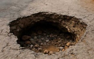 Как взыскать ущерб после удара в дорожную яму