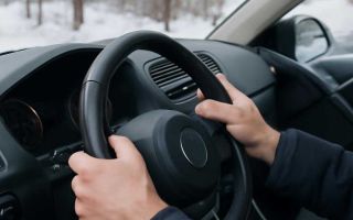 Почему руль зимой туго поворачивается после стоянки
