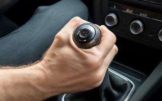 Почему коробка передач дергается при переключении на низких оборотах