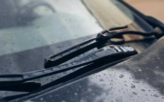 Когда менять стеклоочистители и как поставить новые без ошибок