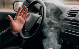 Почему в салоне появляется запах гари после долгой пробки