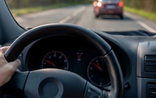 Почему автомобиль запаздывает при повороте руля