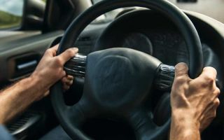 Почему руль вибрирует при торможении на высокой скорости