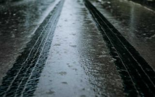 Почему после сильного дождя тормозной путь заметно растет