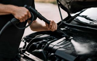 Как безопасно отмыть моторный отсек дома