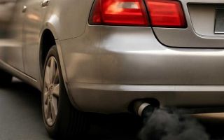 Почему бензиновый автомобиль дымит черным из выхлопной трубы