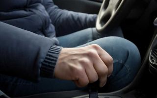 Почему автоматическая коробка толкается при переключении в холодную погоду