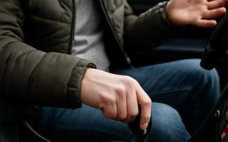 Почему коробка передач пинается при переключении на холодную