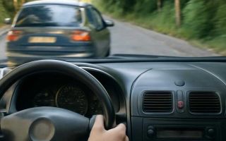 Почему автомобиль дергается после смены топлива на заправке