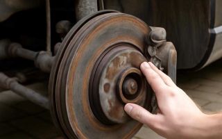 Почему передние тормоза скрипят после длительной стоянки