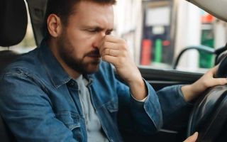 Почему в салоне появляется запах бензина после заправки автомобиля