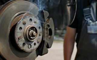 Почему после замены тормозных колодок появляется запах гари