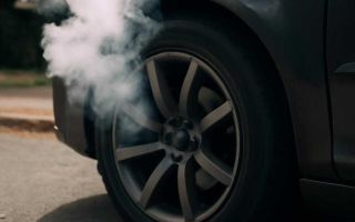 Почему после резкого торможения в салоне пахнет гарью