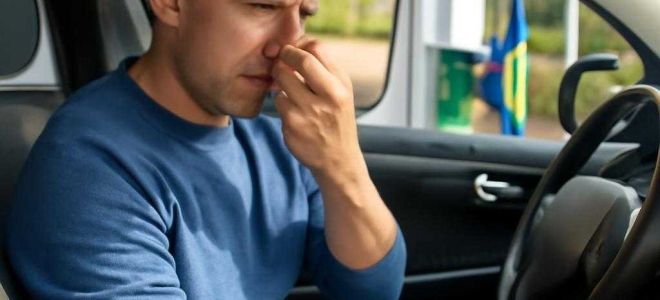 Почему после заправки в салоне появляется запах бензина