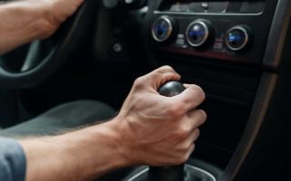 Почему автомобиль вибрирует при трогании на механике
