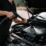 Как безопасно отмыть моторный отсек дома