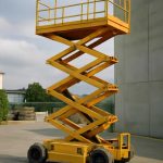 Как выбрать ножничный подъемник для цеха и выезда