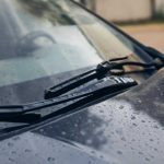 Когда менять стеклоочистители и как поставить новые без ошибок