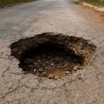 Как взыскать ущерб после удара в дорожную яму