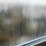 Почему запотевают стекла в машине и как убрать проблему без лишних затрат