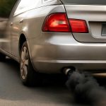 Почему бензиновый автомобиль дымит черным из выхлопной трубы