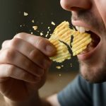 Почему наружная ручка двери хрустит на морозе