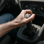 Почему первая передача включается с усилием на механической коробке