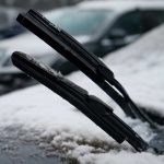 Подбор щеток стеклоочистителя для зимней слякоти без лишних ошибок