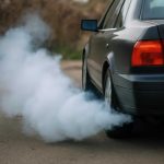 Сизый дым из выхлопа после длительного простоя и его причины