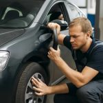 Почему рулевая рейка стучит при повороте колес на месте