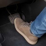 Почему педаль тормоза вибрирует при легком нажатии