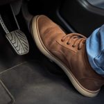 Почему педаль тормоза вибрирует при плавном замедлении