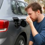 Почему после стоянки возле машины пахнет бензином