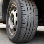 Почему растет износ шин при нарушении углов установки колес