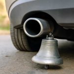 Почему появляется металлический звон в глушителе автомобиля